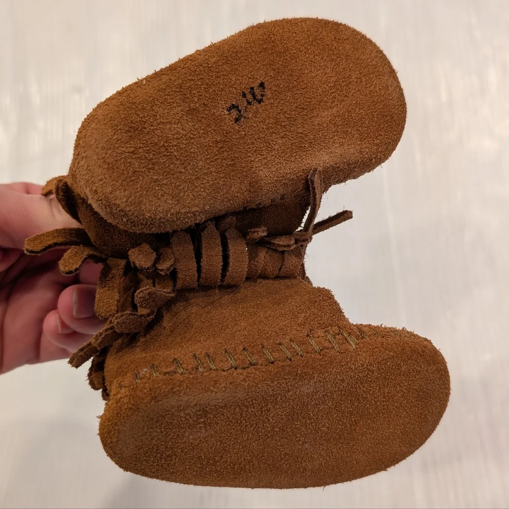 MINNETONKA Baby Brown Moccasins with Fringe and Suede Finish Size 1